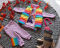Комплект детский трикотажный костюм с капюшоном и плащевая двухсторонняя жилетка принт разные цвета
