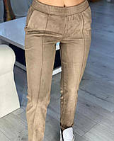 Стильные замшевые женские брюки со стрелками штаны с карманами из замши на резинке цвет капучино