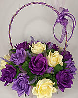 Букет з цукерок Рафаелло Raffaello (15 шт.) пишні парерові троянди в корзині, фіолетовий