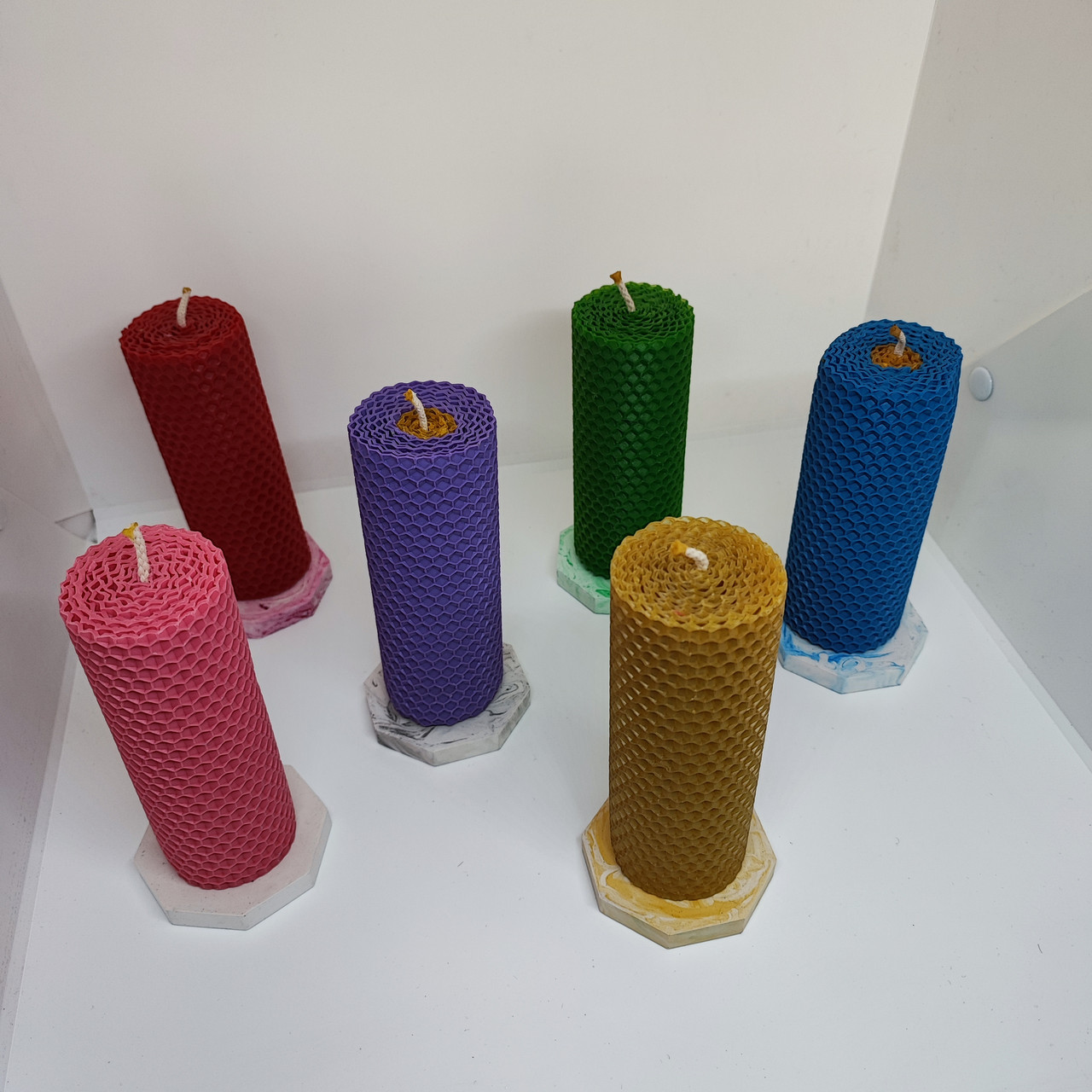 Свічки з вощини на підставці з міцного гіпсу (різні кольори)