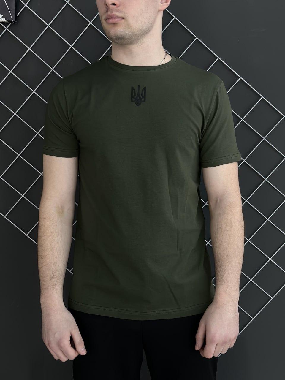 Чоловіча патріотична футболка хакі з гербом України тризуб на грудях базова бавовняна, фото 1