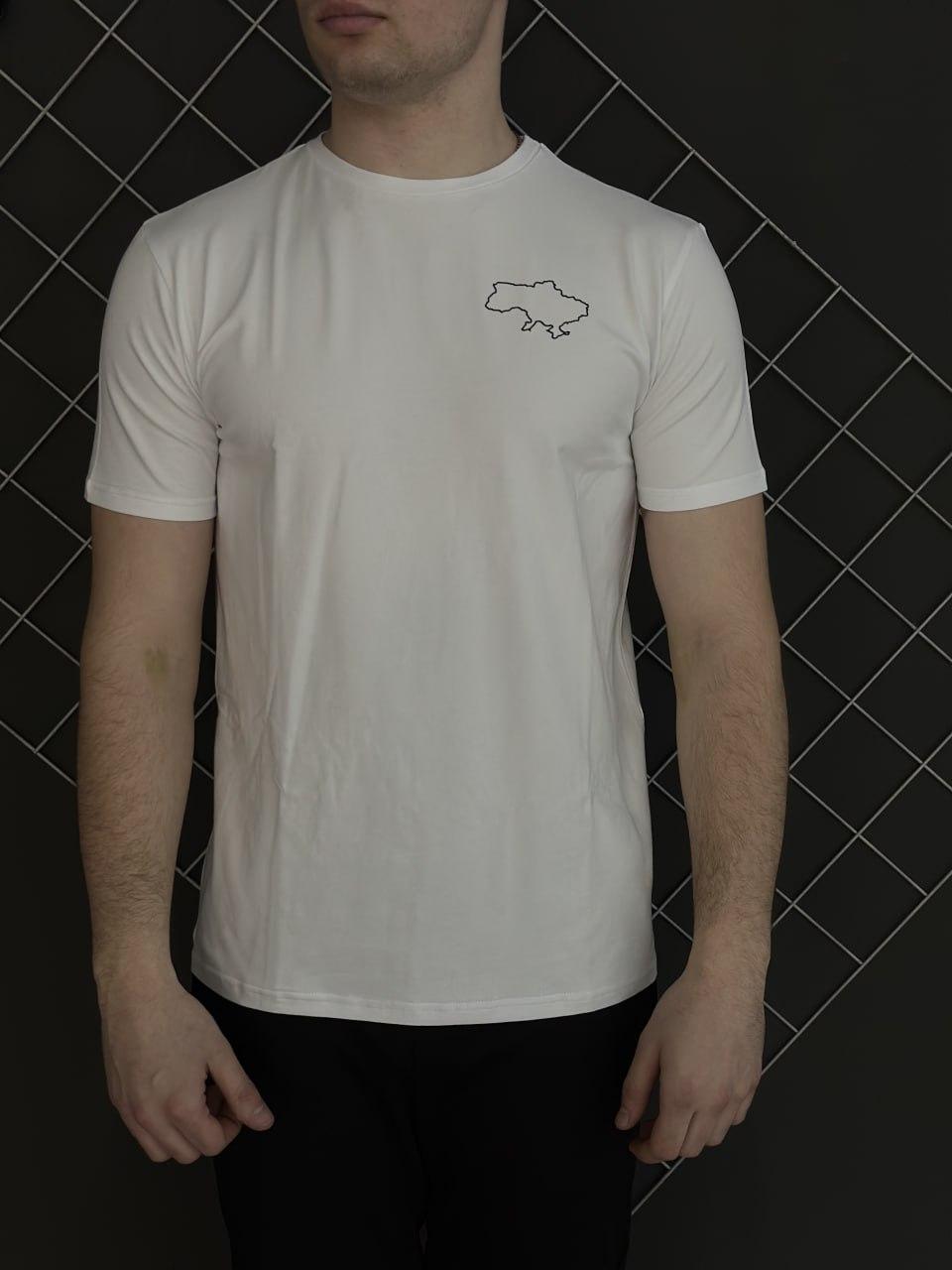 Чоловіча патріотична футболка біла з карткою України на грудях базова однотонна бавовняна, фото 1