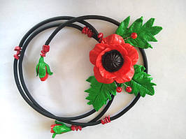 Українське кольє на чорному каучуковому шнурі з червоними маками та довгі сережки з маками натуральним коралом