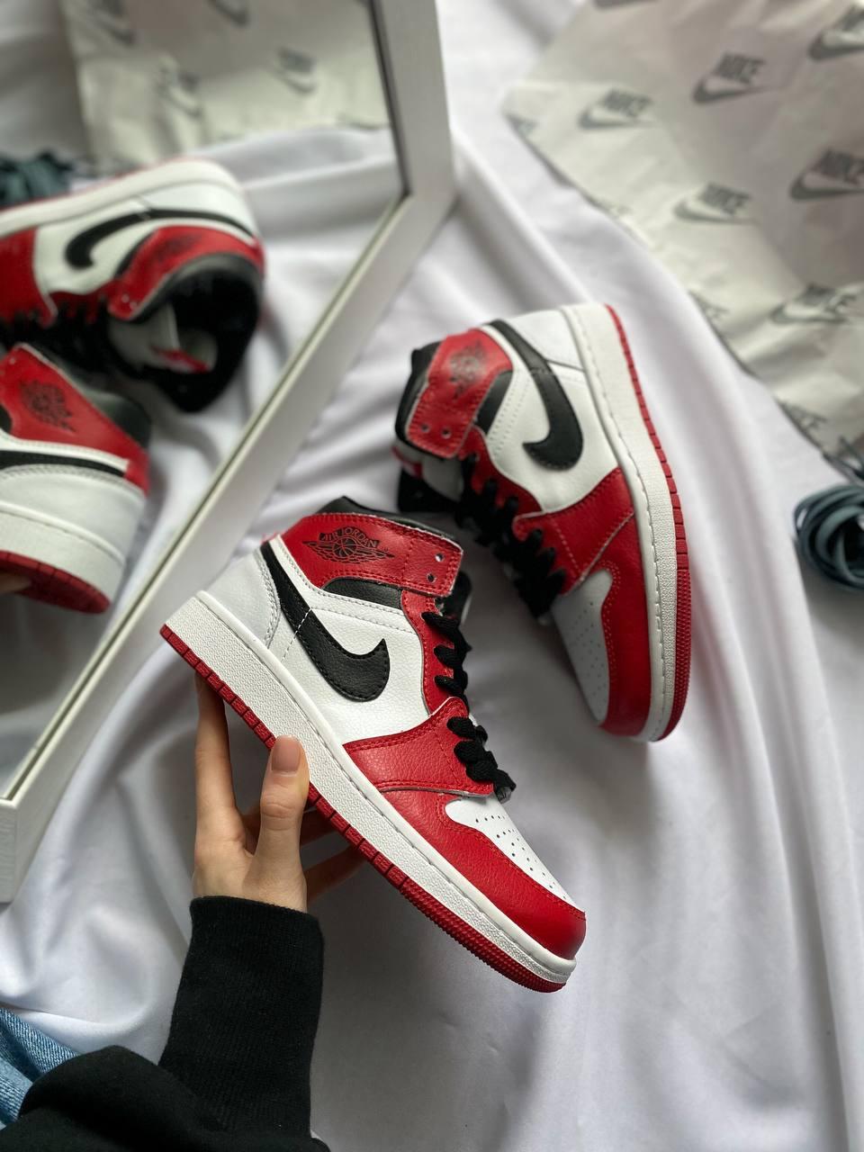 Високі кроссівки жіночі Nike Air Jordan Retro High Red/White. Класні жіночі кросси Найк Аір Джордан 1.