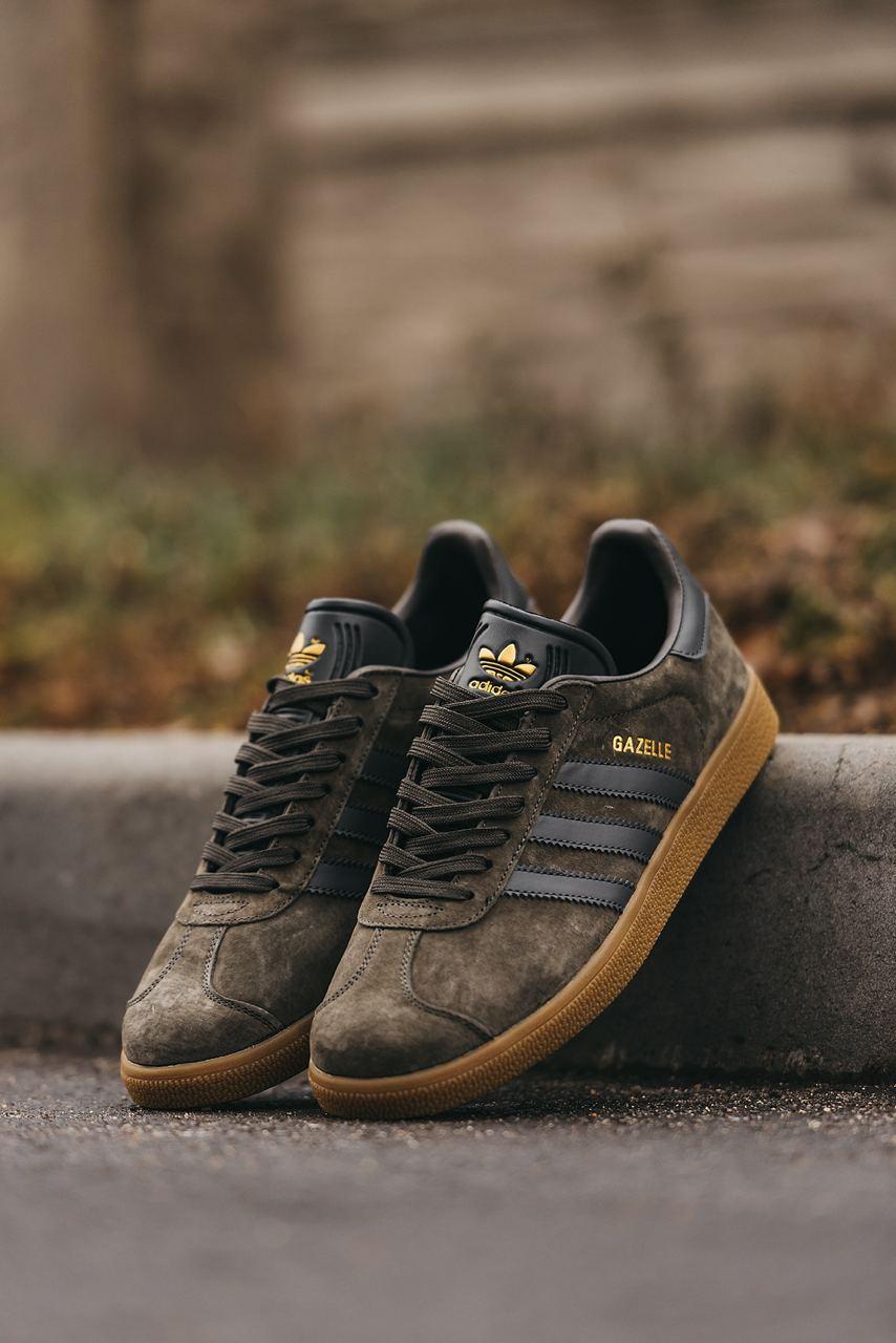 Adidas gazelle white brown sole deals