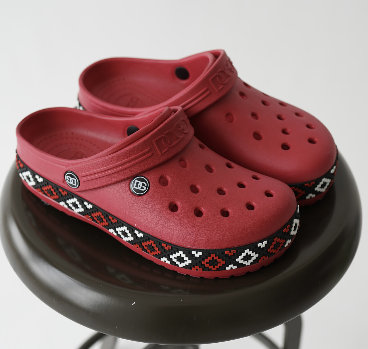 Жіночі крокси червоного кольору