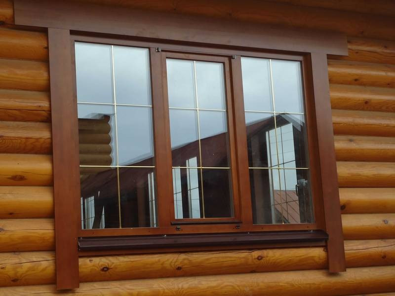 Кольорове металопластикове вікно Рехау Rehau ламіноване під дерево у дерев'яний будинок зруб