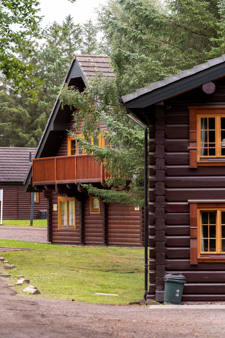 Металопластикове вікно Рехау Rehau ламіноване під дерево у дерев'яний будинок зруб