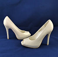 Женские бежевые туфли на каблуке перламутровые на шпильке с открытым носиком (НАЛИЧИЕ размеров в описании)