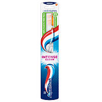 Зубна щітка Aquafresh Intense Clean средняя