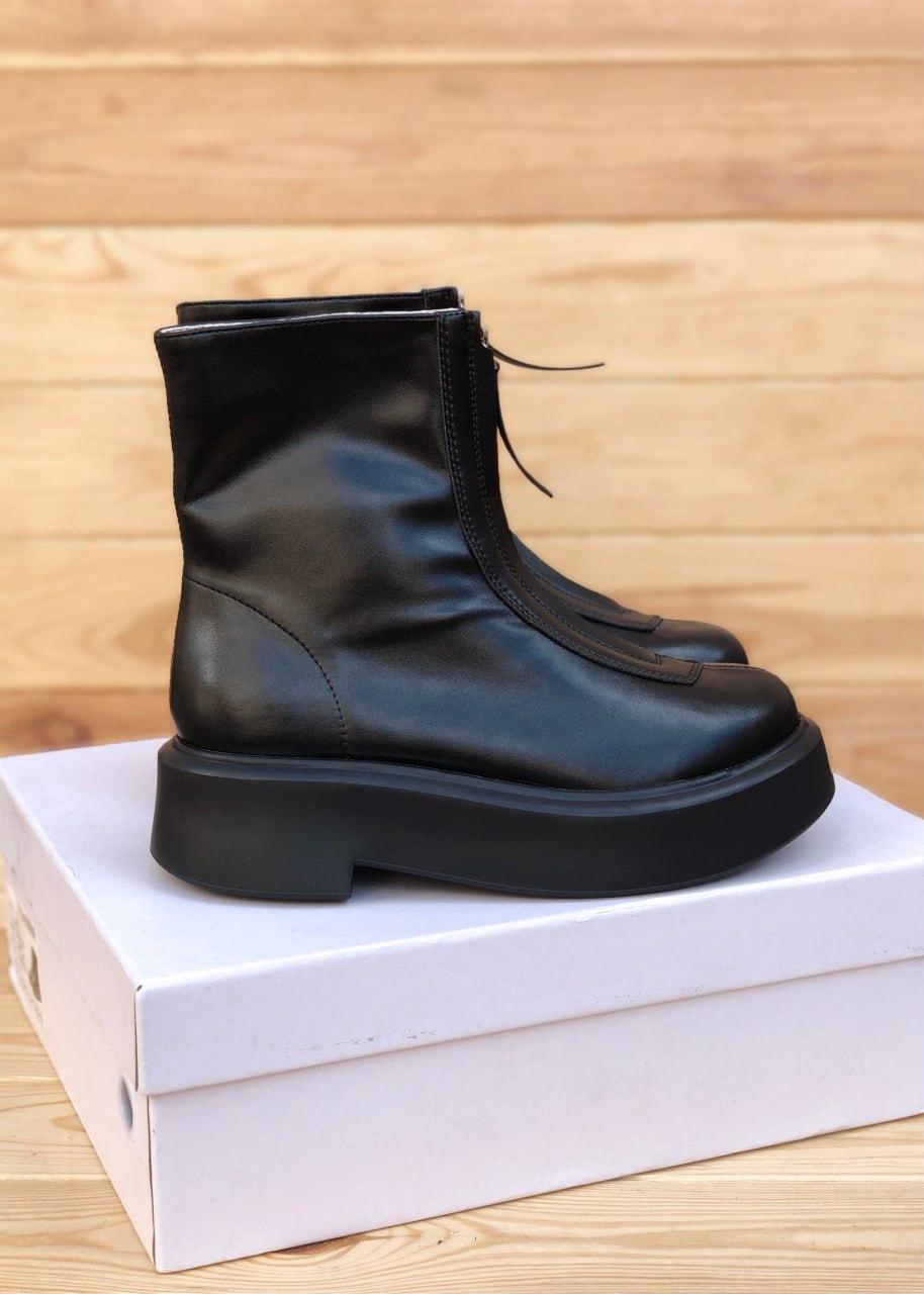 Жіночі демісезонні черевики The Row Zipped Boot 1 Black in Leather (чорні) модні осінні чоботи PD6528 топ