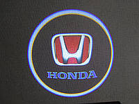 Светодиодная подсветка на двери автомобиля с логотипом Honda