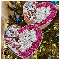 Подарочный бокс со сладостями и розами из мыла/ Бокс в виде сердца/ Подарок для дочки на 8 марта