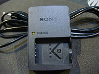 Зарядний пристрій Sony BC-CSXB до акумулятора Sony NP-BX1.