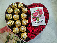 Подарунковий набір із мильних троянд та цукерок Ferrero Rosher в коробці серце. Подарунок дівчині,мамі,подрузі