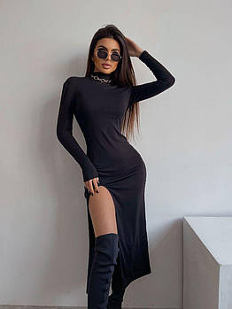 Довге обтисле плаття з розрізом