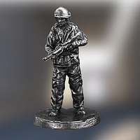 Мініатюрна настільна фігурка у формі солдата зі зброєю