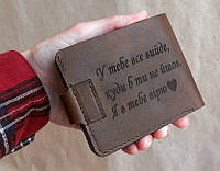 Коричневый именной мужской кожаный кошелек с гравировкой, именной кошелек, кошелек с надписью инициалами