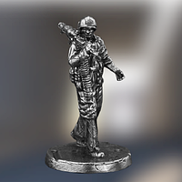 Миниатюрна настольная фигурка в виде солдата с оружием