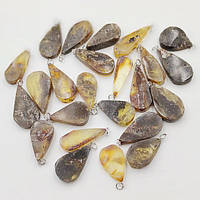 Бурштиновий кулон 40х22х6 мм оброблений самородок