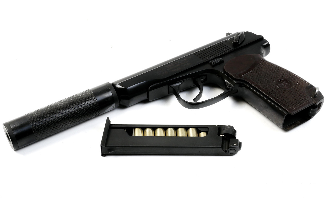 Пістолет під патрон флобера ПМФ-1 з "боєвим" магазином і подовжувачем дула