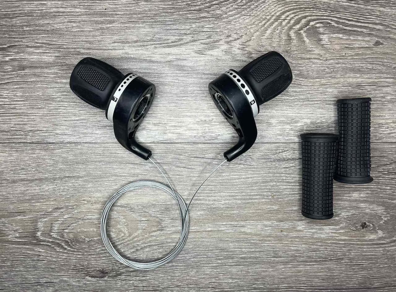 Рвошифт 3*7 швидкостей KDSG-02F чорний із білою смугою з тросами та грипсами, фото 1