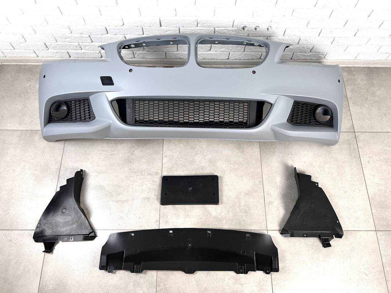 Передній бампер у зборі M Paket BMW 5 Series F10 F11 2010-2013 (під омивачі/з отворами під парктроніки, фото 1