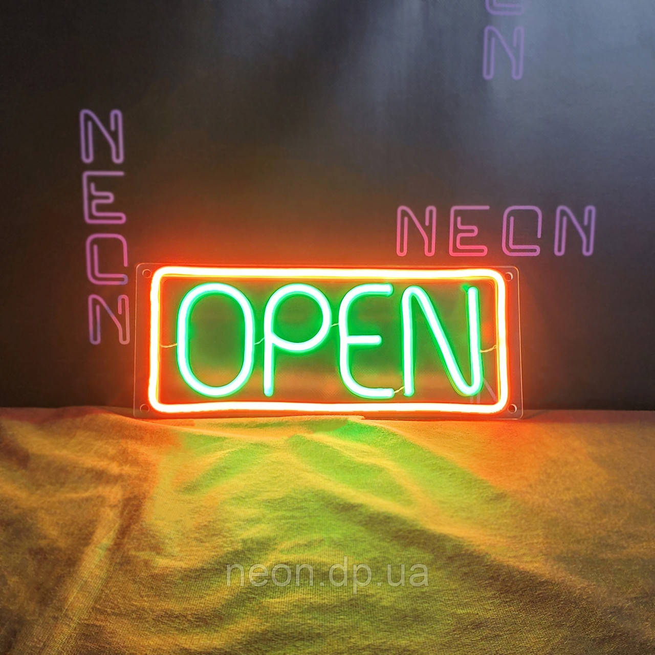 Неонова вивіска "Open"
