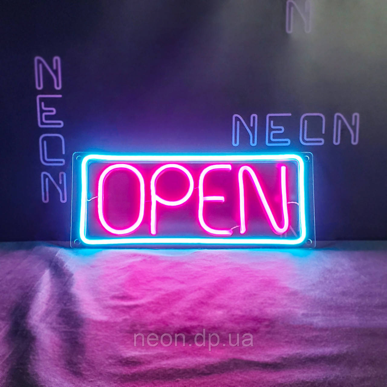 Неонова вивіска "Open"