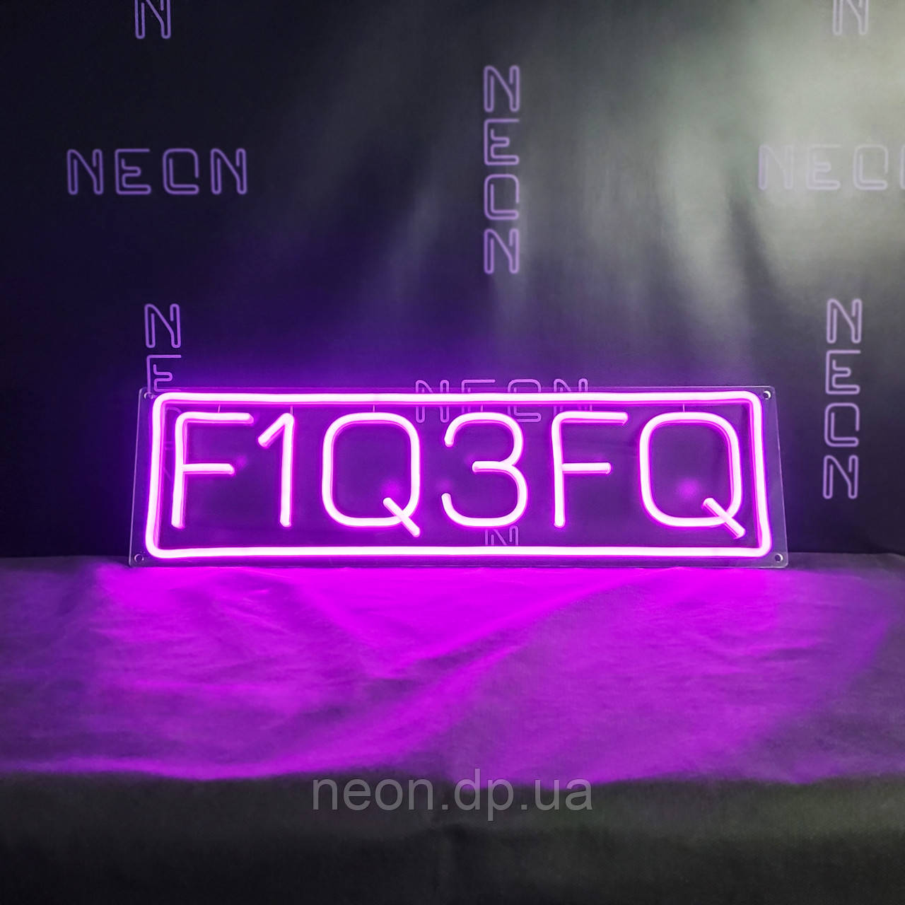 Неонова вивіска "F1Q3FQ"