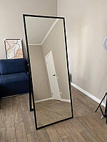 Підлогове дзеркало в тонкій чорній рамі на ніжці в повний ріст. Велике дзеркало в тонкій білій, чорній рамі
