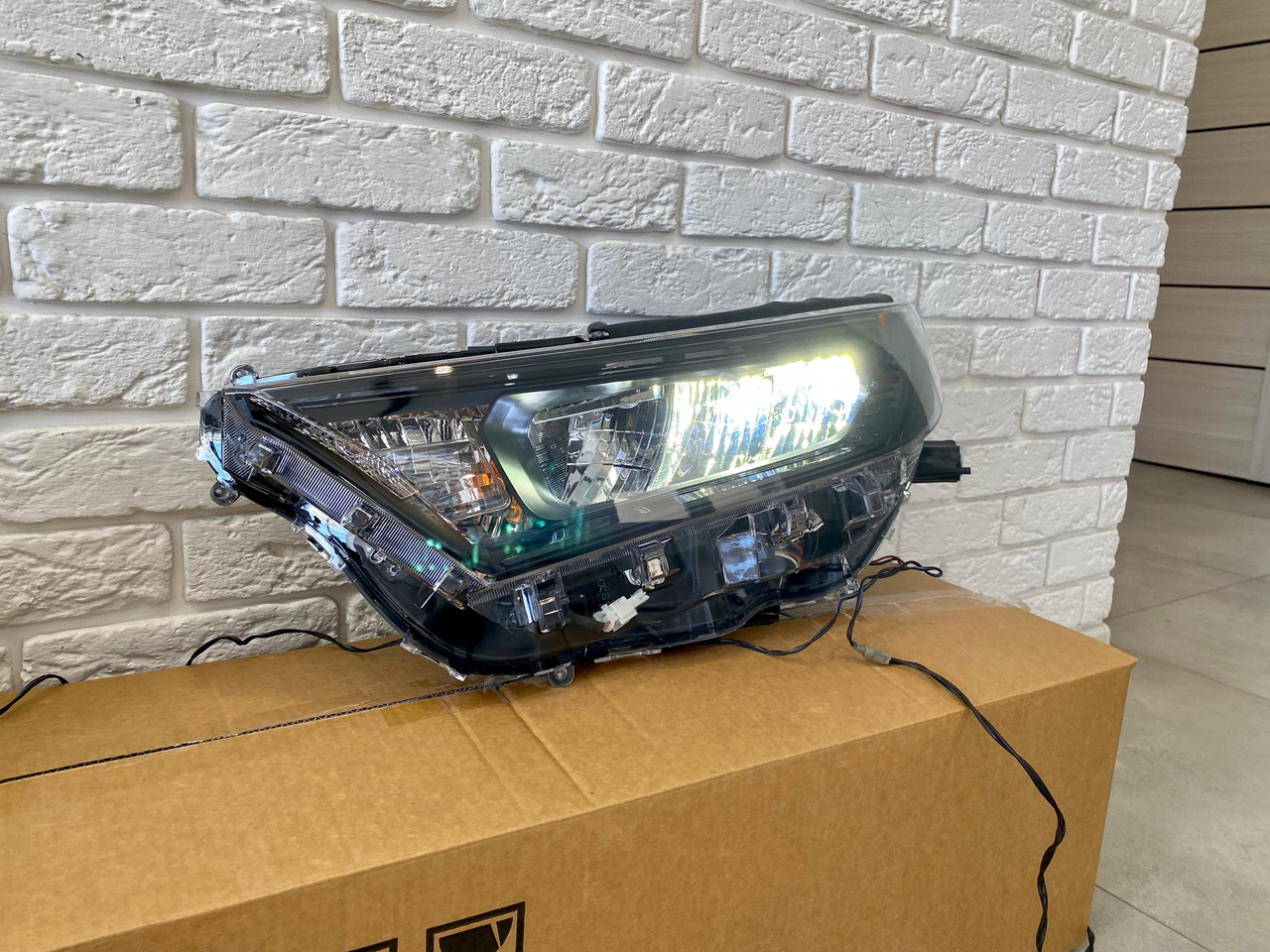 Фара ліва чорна Toyota Rav-4 LE USA 2018-, фото 1