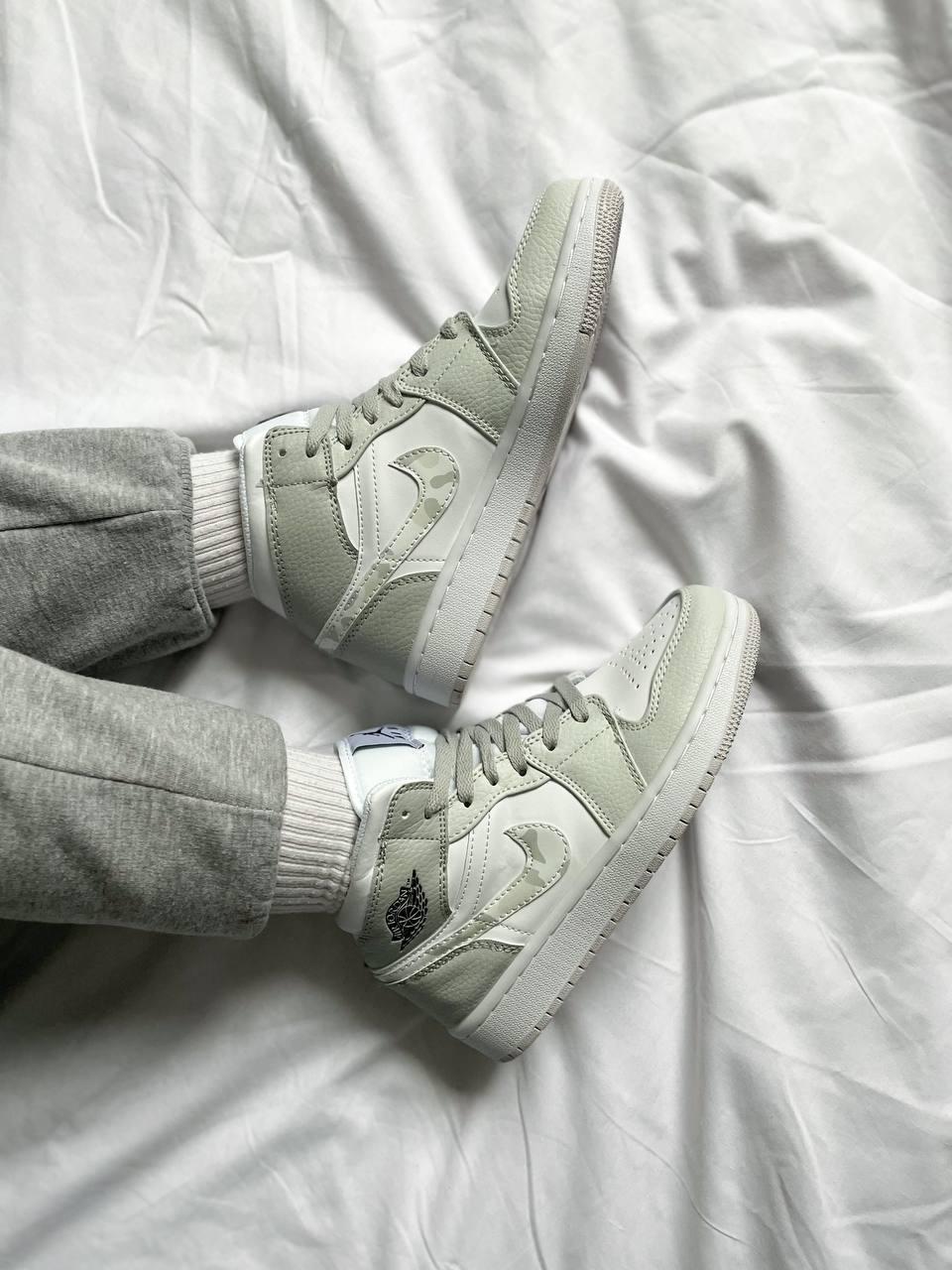 Кроссівки жіночі Nike Air Jordan 1 Retro Grey Camo. Кросси жіночі Найк Аір Джордан 1 на кожен день.