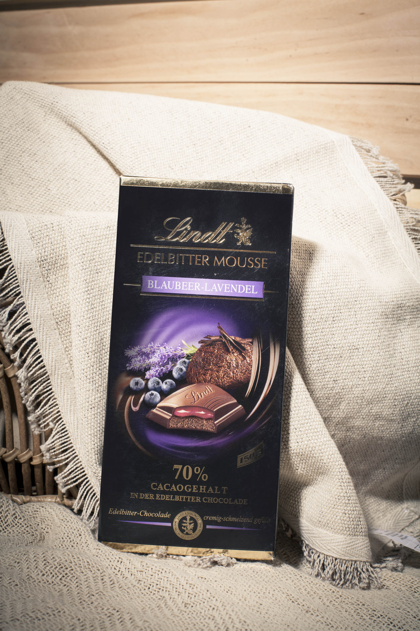Чорний шоколад Lindt Blaubeer-Lavendel 150 гр. Німеччина