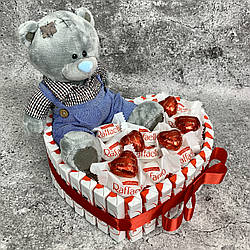 Торт з цукерок кіндер шоколадок серце з Тедді і Рафаело Подарунок дівчині, жінці, мамі, донці