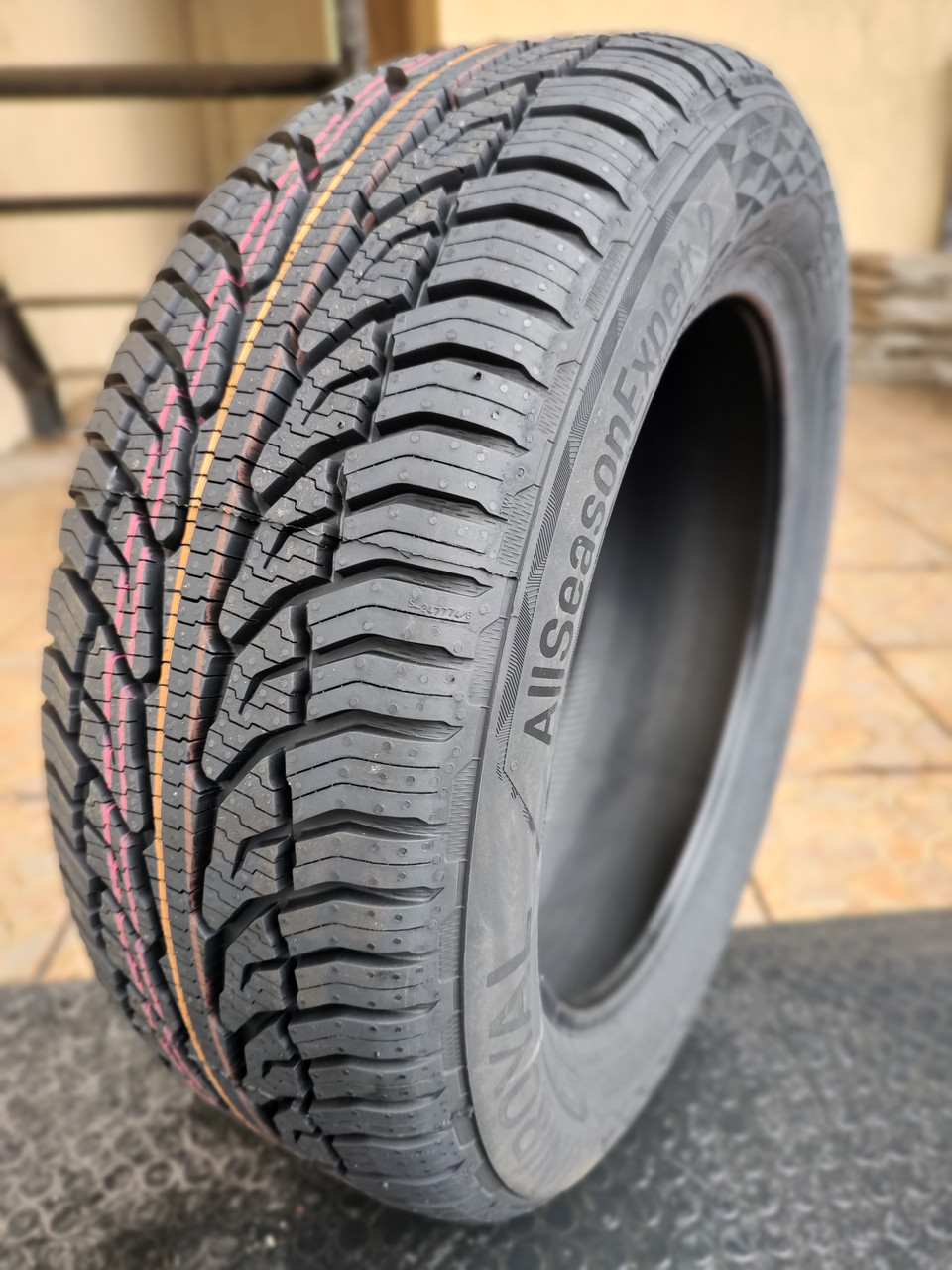 Шина 235/65R17 108V XL FR AllSeasonExpert 2 Uniroyal зима, літо - фото 1 - id-p1751576519