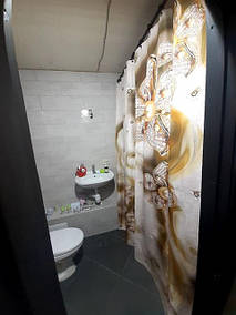 Фото шторка для ванної кімнати з 3д квітами