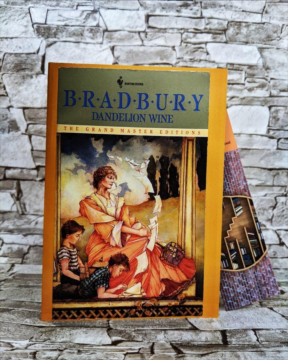 Книга "Dandelion Wine" Bradbury ("Кульбабове вино" Рей Бредбері), англійською мовою