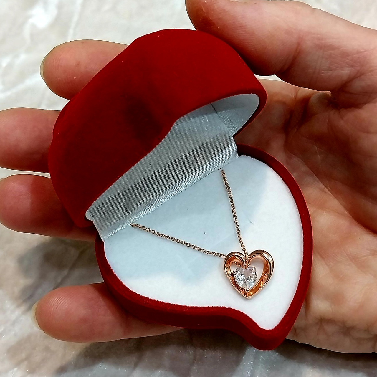 Оригінальний подарунок дівчині - витончене кольє "Подвійне золоте цирконієве сердечко" в оксамитовому футлярі