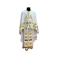 Облачения священника греческого кроя белого цвета, фелонь (риза) для священника.