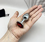 Анальна пробка металева з червоним кристалом та чохлом Wo-sex. Розмір S, фото 4