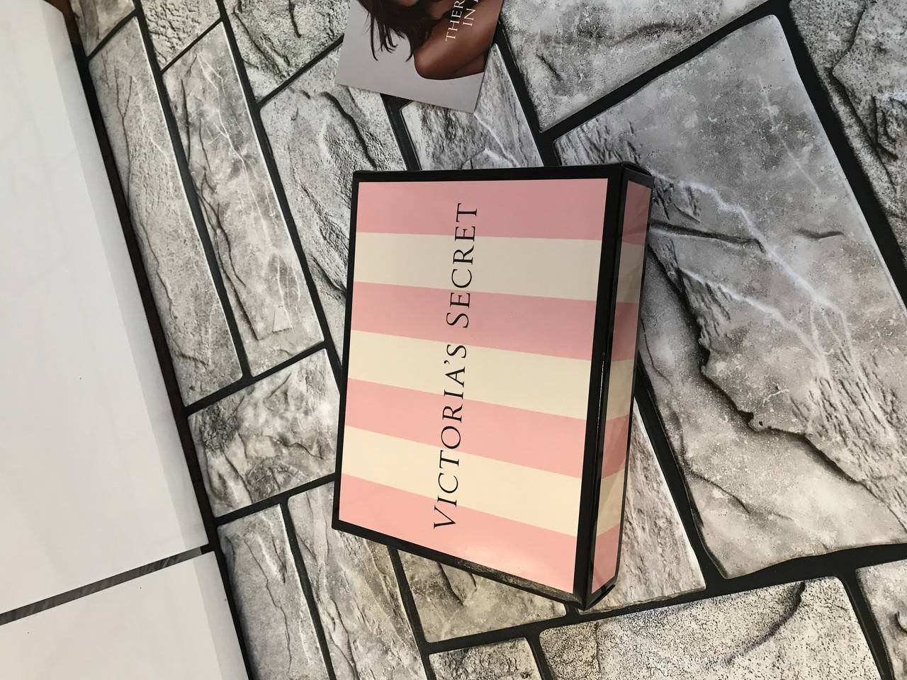 

Коробочка для подарка Victoria’s Secret