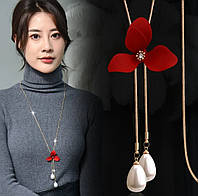Шикарное  ожерелье- цепочка с красным цветком и бусинами искусственного жемчуга
