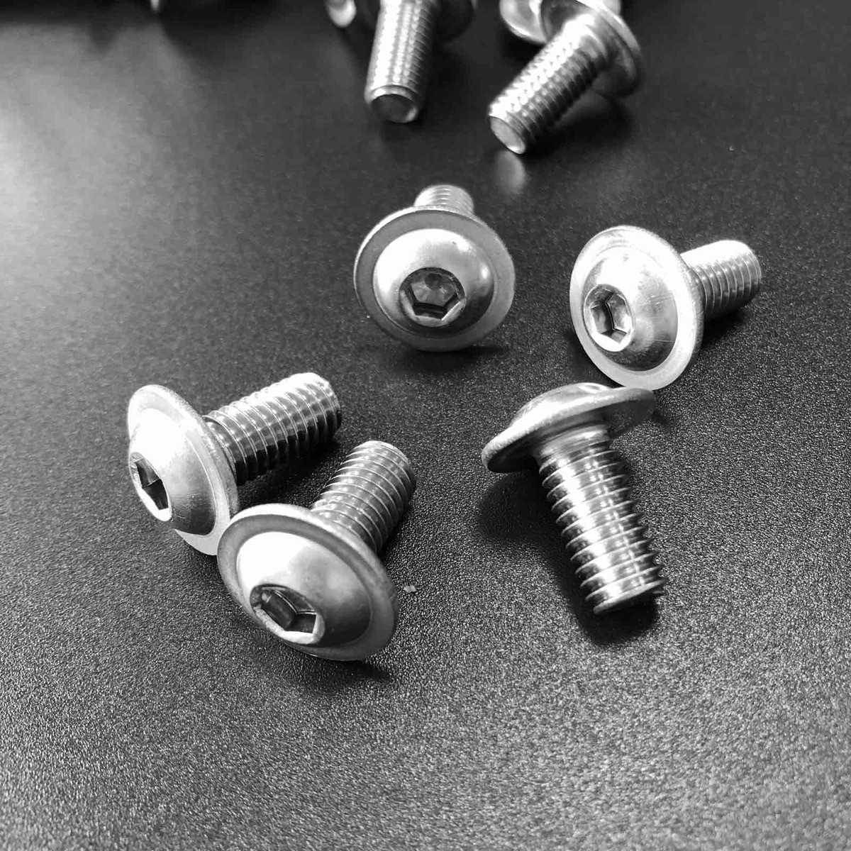 ISO 7380-2 Болт під шестигранник із напівкруглою головкою 10.9 цинк, фото 1