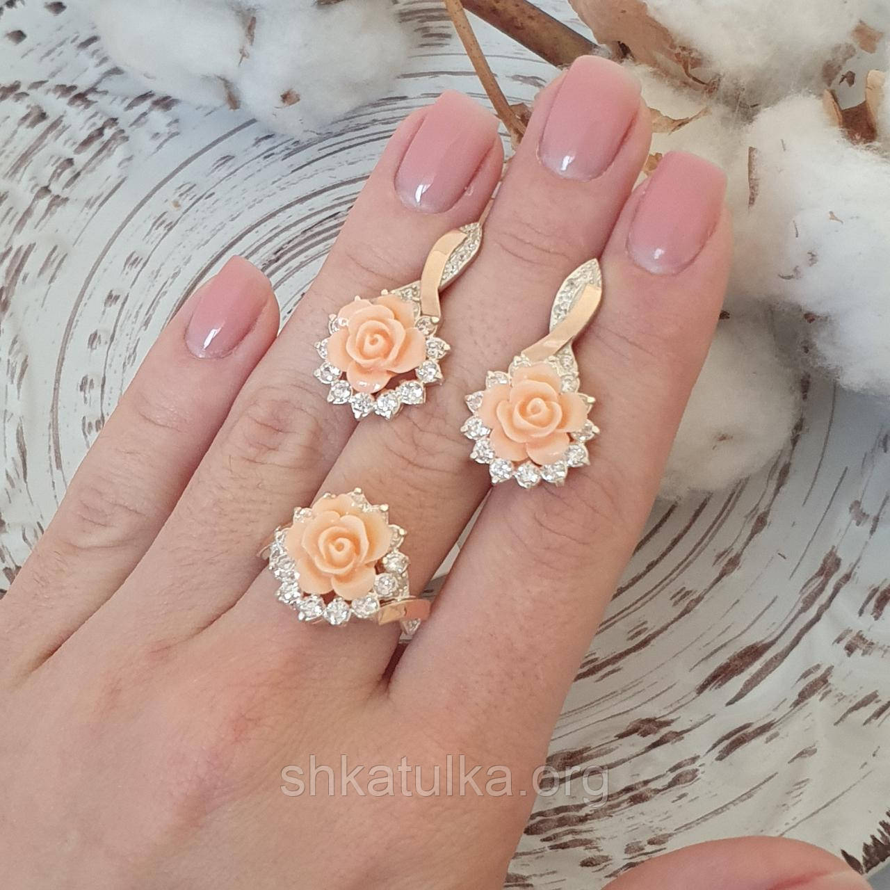 Срібний гарнітур сережки та каблучка Троянда з коралом, золотом та фіанітами