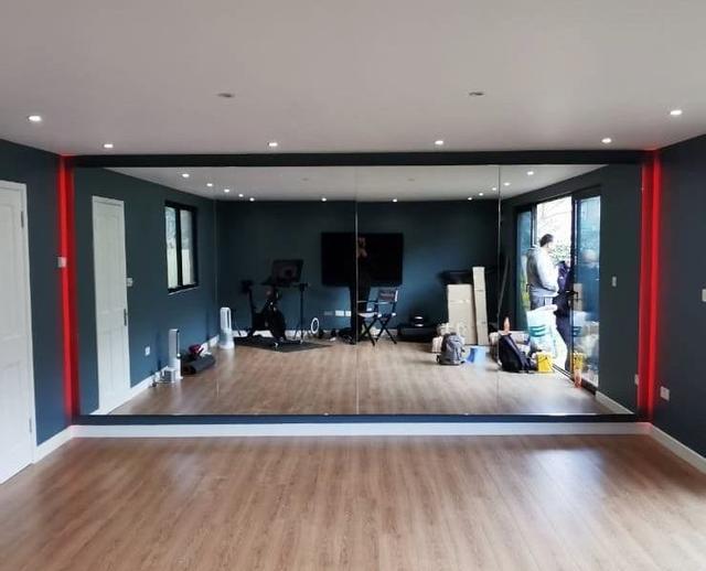 Ozdoblennya-stin-dzerkalʹnymy-panelyamy