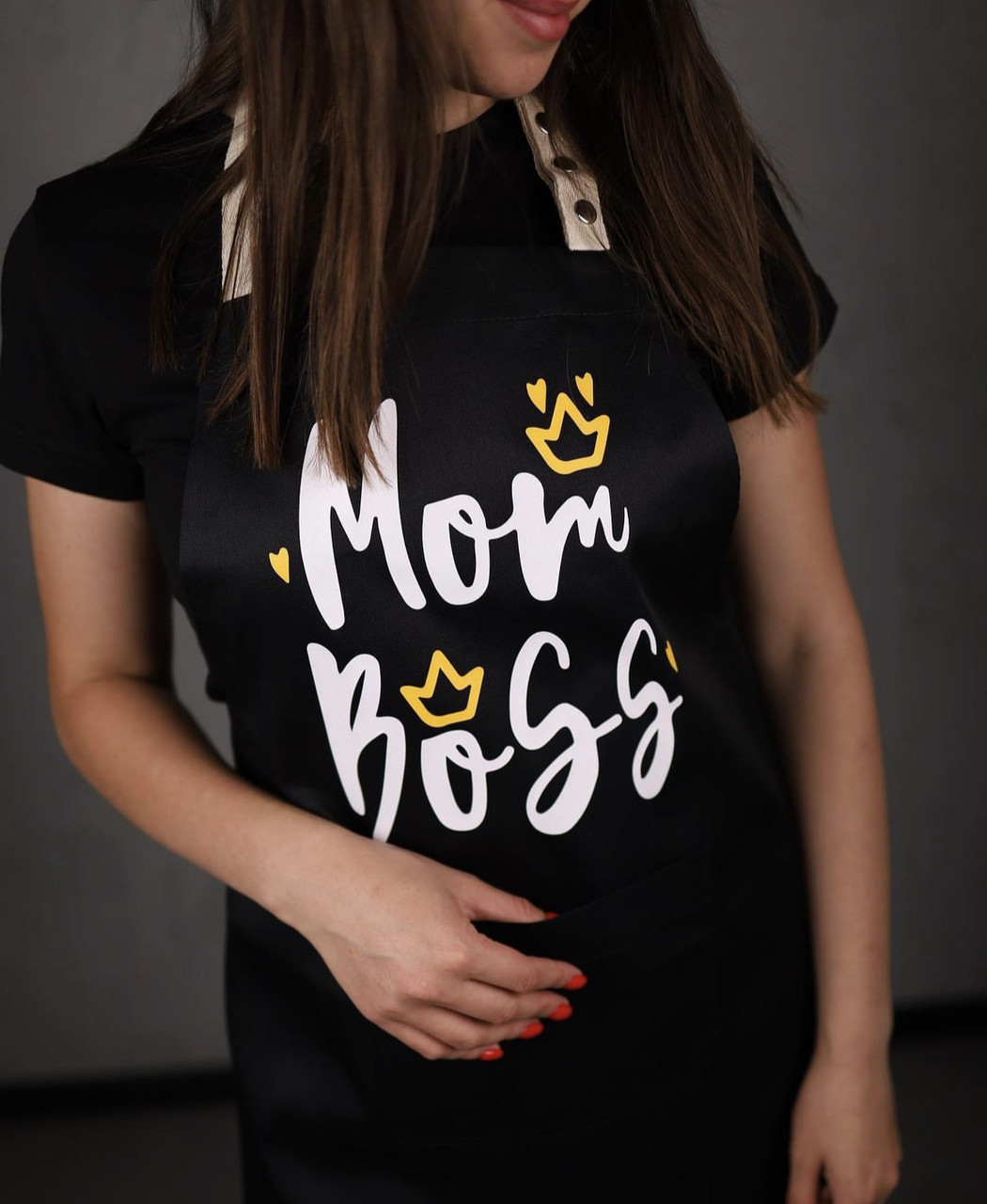 Жіночий чорний фартух з написом "Mom boss"