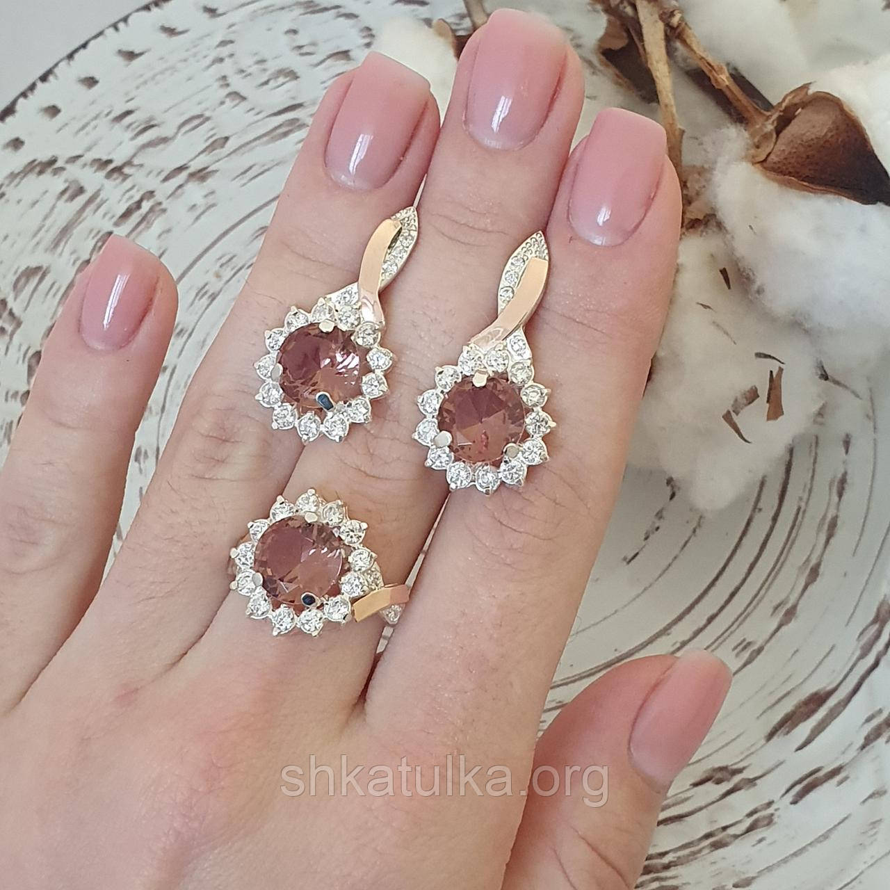 Срібний гарнітур сережки та каблучка із золотом фіанітами та султанітом Хризантема