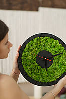 Часы из дерева со стабилизированным зеленым мхом. Настенные часы