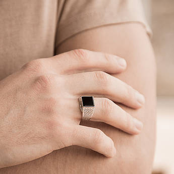 Перстень срібний чоловічій із ажурним геометричним візерунком та чорним оніксом